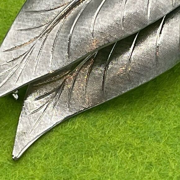 Vintage Triple Leaf Silver Tone Brooch Pin - Picture 16 of 16